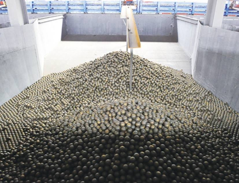 衝擊韌性高:衝擊韌性（xìng）大於等於12j/cm2;破碎（suì）率低:抗破碎及抗剝碎性能是一般鑄造鋼球的10倍（bèi）以上，落球（qiú）衝（chōng）擊（jī）次數20000次以上，實際破碎率（lǜ）不超過1%,接近於無破碎。